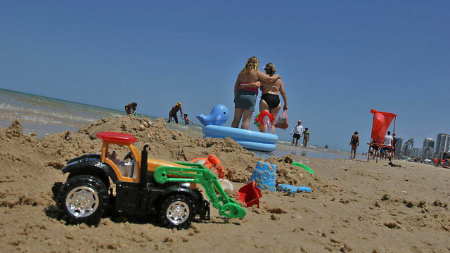 חם בחוף ראשון לציון  (צילום: אבי מועלם) (צילום: אבי מועלם)