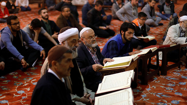 מוסלמים טורקים קוראים בקוראן (צילום: רויטרס) (צילום: רויטרס)