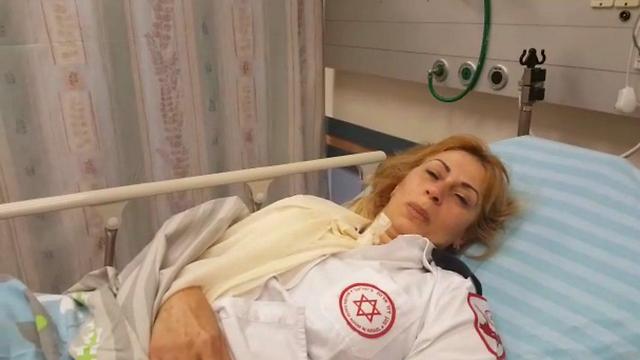 שרה ישראלי בבית החולים, לאחר התקיפה (צילום: דוברות מד"א) (צילום: דוברות מד