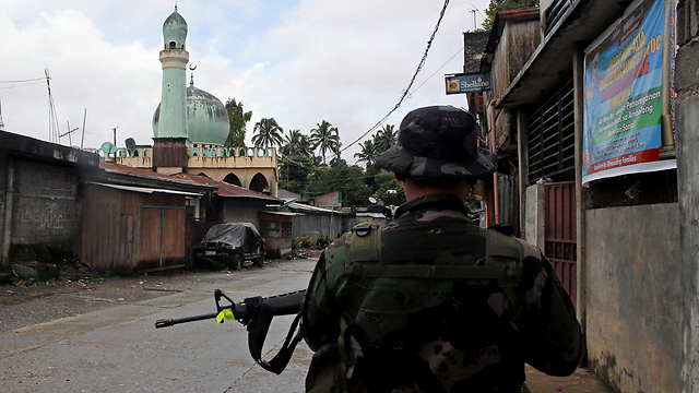 קרבות בין צבא הפיליפינים לדאעש (צילום: רויטרס) (צילום: רויטרס)