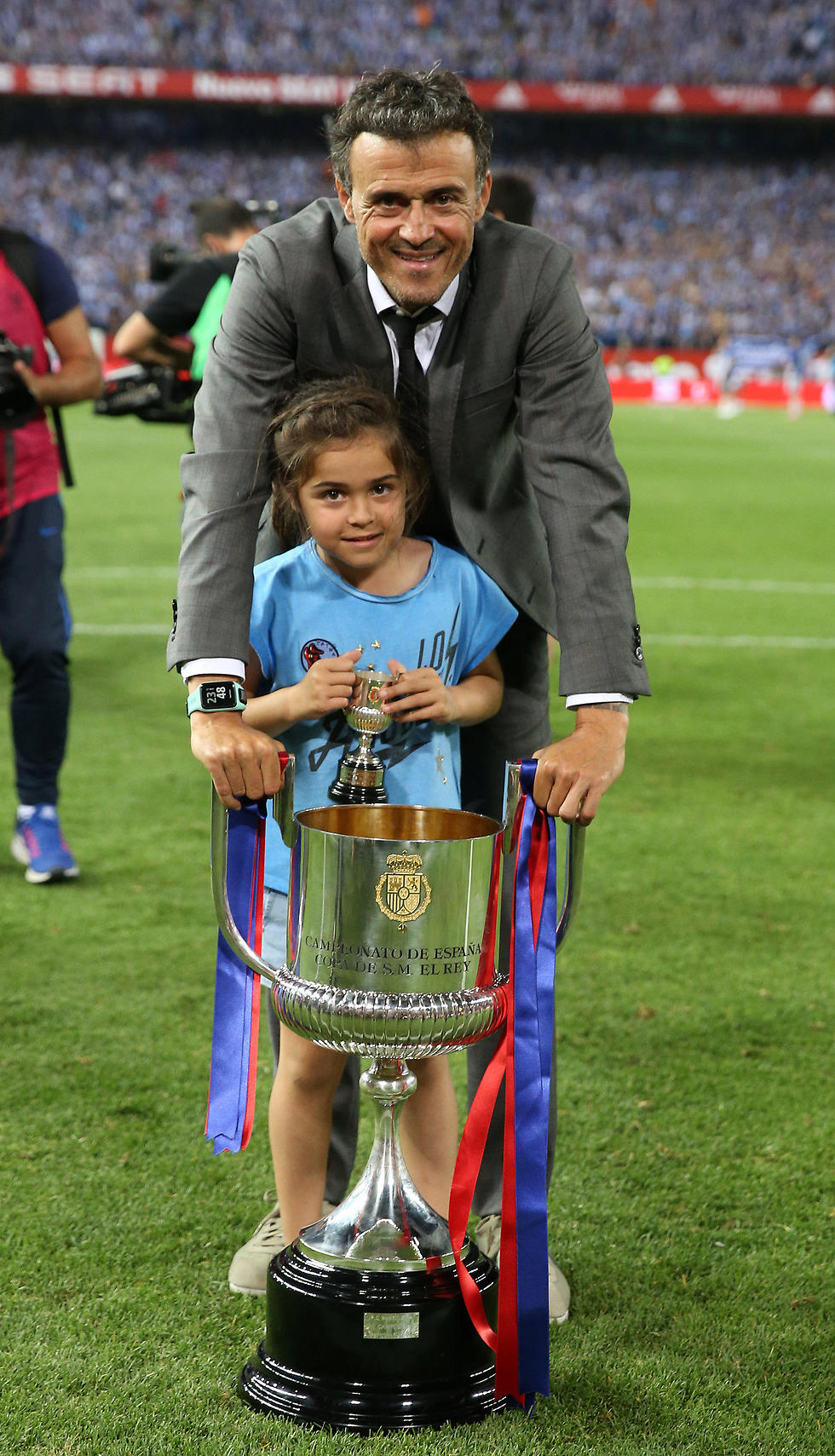 אנריקה עם בתו אחרי הזכייה בגביע כמאמן ברצלונה ב-2017 (צילום: רויטרס) (צילום: רויטרס)
