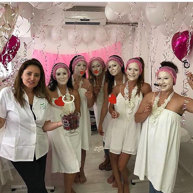 הולם אתכן. פרידר, בליק והחברות