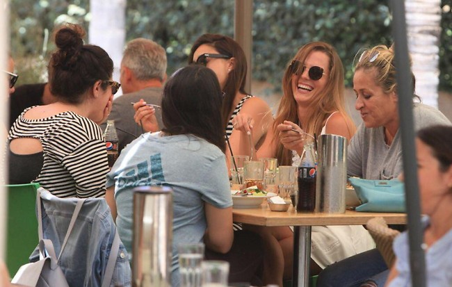 ספרו לנו גם שנצחק (צילום: מוטי לבטון)