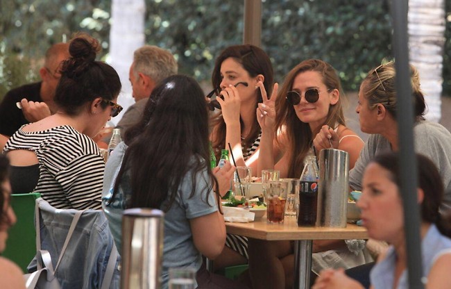 פיס! פרידר והחברות (צילום: מוטי לבטון)