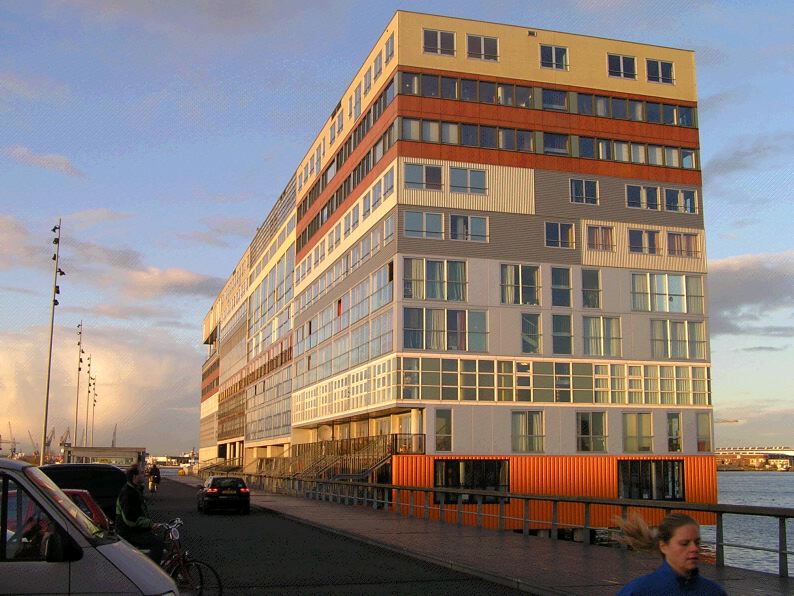 הסילודאם באמסטרדם. הדירות חמות, אך הוועד לא מרשה לתלות מזגנים (צילום: Ronald, cc)