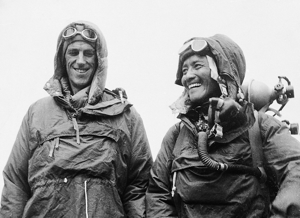 הילרי וטנזינג נורגיי שלושה ימים לפני שהעפילו לפסגה (צילום: AP) (צילום: AP)