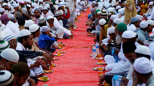 ארוחת שבירת הצום בהודו (צילום: רויטרס) (צילום: רויטרס)