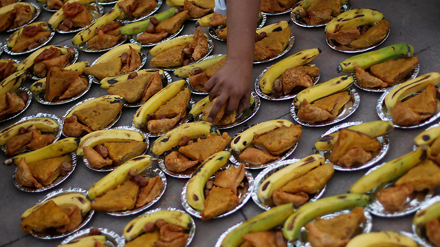 בננות ומאפים לשבירת הצום בניו-דלהי (צילום: רויטרס) (צילום: רויטרס)