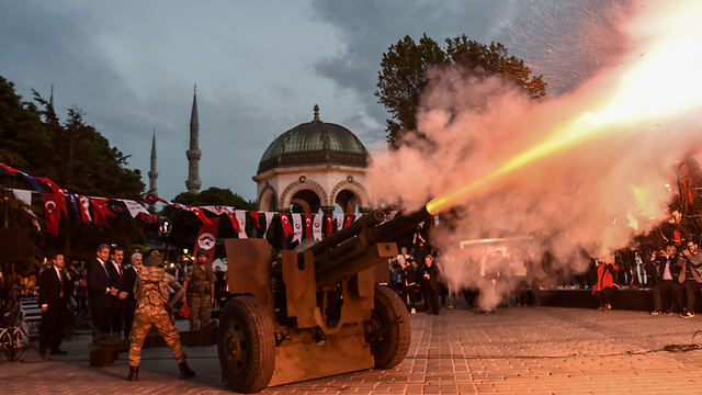 חיילים יורים לציון סוף הצום היומי. איסטנבול, טורקיה (צילום: AFP) (צילום: AFP)
