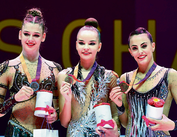 אשרם (מימין) על הפודיום, עם שתי המתעמלות הרוסיות שהקדימו אותה באליפות אירופה