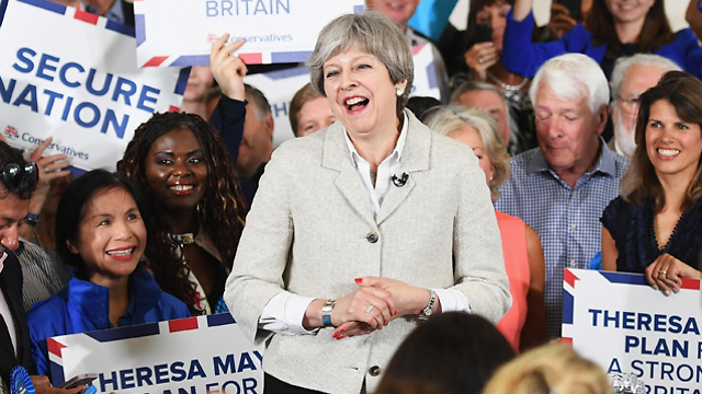טעתה בהקדמת הבחירות? ראש ממשלת בריטניה תרזה מיי בעצרת בחירות בטווינקהאם, אנגליה (צילום: gettyimages) (צילום: gettyimages)