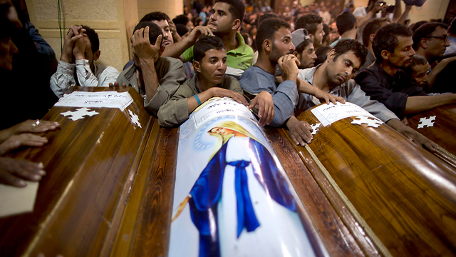 ארונות נוצרים קופטים שנרצחו בפיגוע אוטובוס בעיר מינייא (צילום: AP) (צילום: AP)