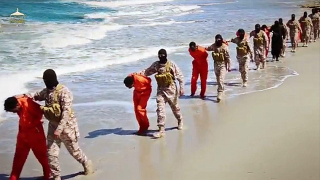 אחד התיעודים הקשים ביותר בתולדות דאעש. ההוצאה להורג של נוצרים קופטים בחוף הים בלוב (צילום: AP) (צילום: AP)