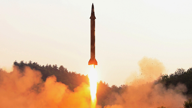 ירי טיל צפון קוריאני (צילום: רויטרס) (צילום: רויטרס)