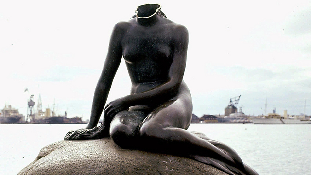 עריפת ראשה של בת הים ב-1964 (צילום: AP) (צילום: AP)