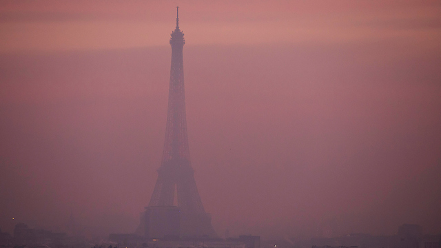 מגדל אייפל בפריז מבעד לערפיח. כמעט 200 מדינות חתמו (צילום: EPA) (צילום: EPA)