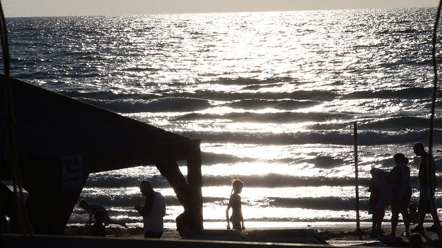 שקיעה בחוף תל אביב (צילום: מוטי קמחי) (צילום: מוטי קמחי)