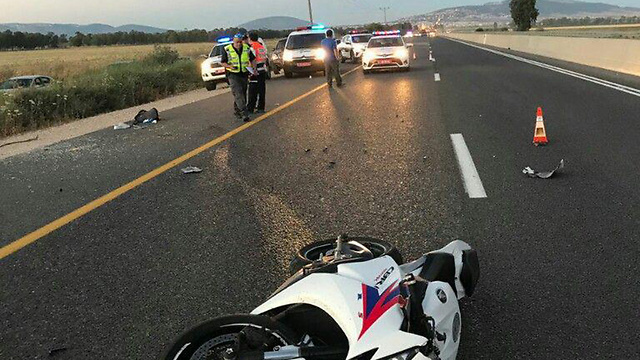 תאונת דרכים בכביש הסרגל שבה נהרג רוכב אופנוע (צילום: דוברות המשטרה) (צילום: דוברות המשטרה)