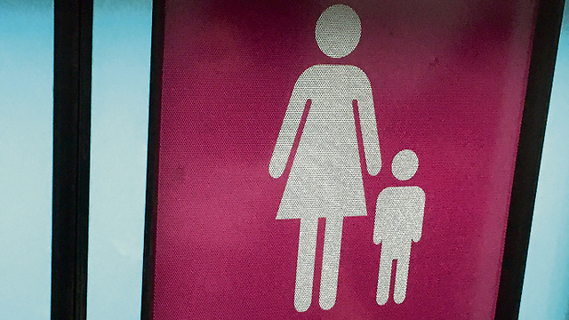 שלט בכניסה לקרון לנשים וילדים בלבד ברכבת של דובאי ()