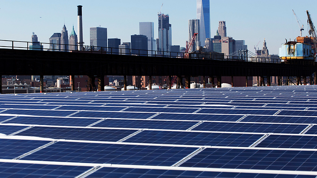 פאנל סולארי בניו יורק. יותר עובדים בתעשייה הסולארית מאשר בפחם (צילום: AP) (צילום: AP)