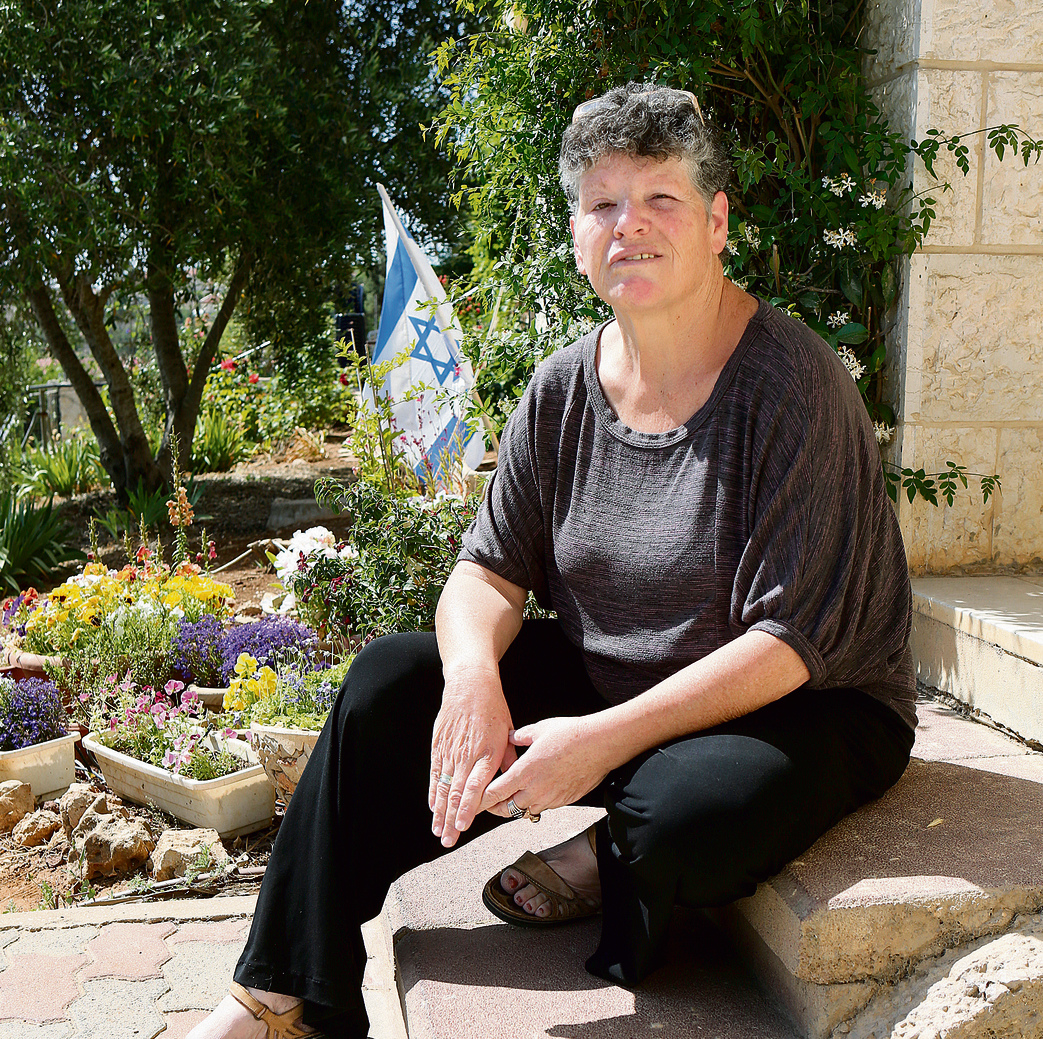 הבת נגה: "העיוורון של אפרת הורג אותי. היא לא רואה את הטרור האיסלאמי שמכה באירופה? יש יהודים קיצונים שמסוגלים לרצוח ערבי, אבל הם מיעוט שבמיעוט והחברה שלנו מתנערת מהם" | צילום: אלכס קולומויסקי הבת נגה: "העיוורון של אפרת הורג אותי. היא לא רואה את הטרור האיסלאמי שמכה באירופה? יש יהודים קיצונים שמסוגלים לרצוח ערבי, אבל הם מיעוט שבמיעוט והחברה שלנו מתנערת מהם" | צילום: אלכס קולומויסקי