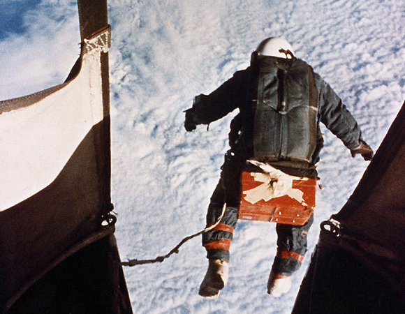 צניחה מגובה 30 ק"מ. קיטינג'ר מזנק מקפסולת "אקסלסיור" ב-1960 (צילום: חיל האוויר האמריקני)