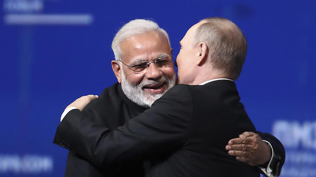 אמר כי ההסכם "חשוב וטוב". פוטין וראש ממשלת הודו מודי (צילום: רויטרס) (צילום: רויטרס)