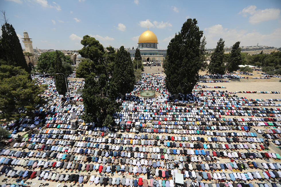 פלסטינים מתפללים ביום שישי הראשון של חודש הרמדאן על רקע כיפת הסלע בירושלים (צילום: רויטרס) (צילום: רויטרס)
