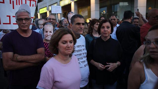 חברות הכנסת זהבה גלאון ומיכל רוזין בהפגנה (צילום: מוטי קמחי) (צילום: מוטי קמחי)