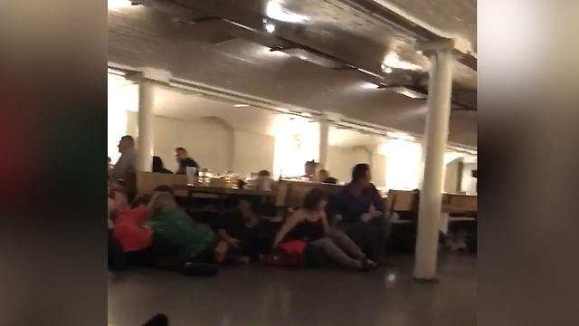 אנשים נשכבו על הרצפה בבר סמוך בהוראת השוטרים (צילום מסך) (צילום מסך)