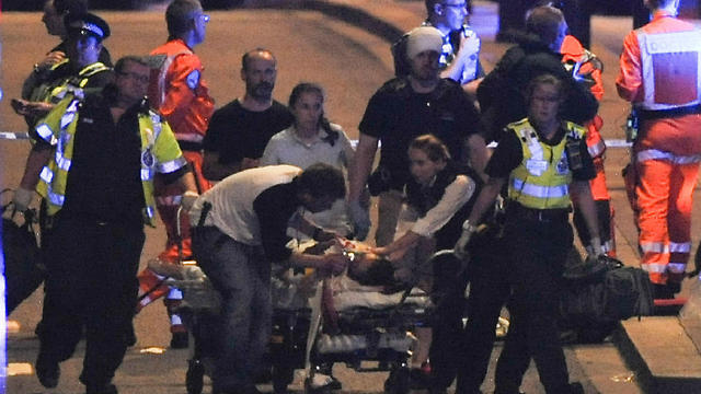 נפגעים רבים פונו ממוקדי הטרור (צילום: AFP) (צילום: AFP)
