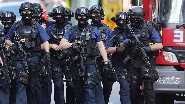 "יותר שוטרים ברחובות". שוטרים בלונדון לאחר הפיגוע (צילום: gettyimages) (צילום: gettyimages)