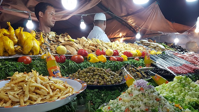 דוכן אוכל טיפוסי בכיכר ג'מע אל פנא (צילום: נועה גליקשטיין-קרן) (צילום: נועה גליקשטיין-קרן)