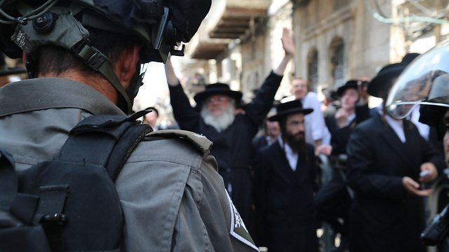Riots in Mea Shearim, last week. The court scolded the police for raiding the Mea Shearim neighborhood on Friday of all days (Photo: Police spokesperson)
