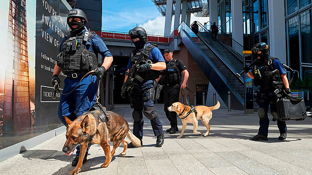 חיסול לאחר שמונה דקות. שוטרים מסיירים בלונדון לאחר הפיגוע (צילום: AFP) (צילום: AFP)