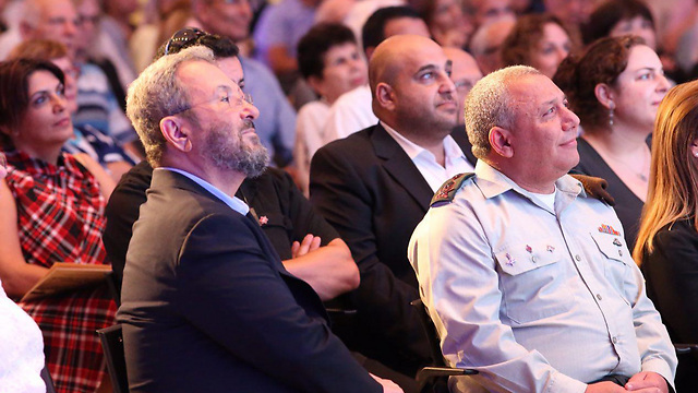 Eisenkot and Barak during the presentation (Photo: Motti Kimchi) (Photo: Motti Kimchi)