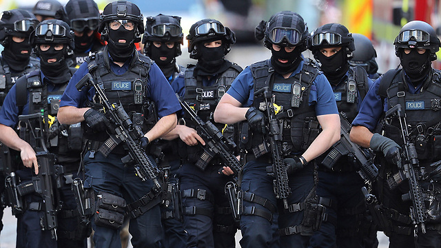 שוטרים חמושים ברחובות לונדון (צילום: gettyimages) (צילום: gettyimages)