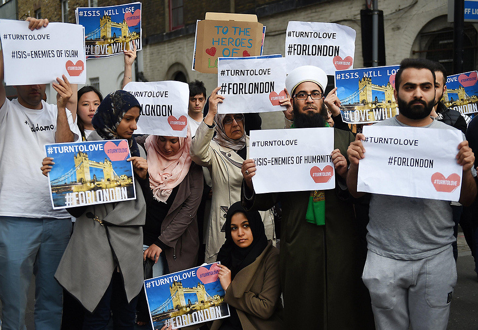 מוסלמים בזירת הפיגוע בלונדון (צילום: EPA) (צילום: EPA)