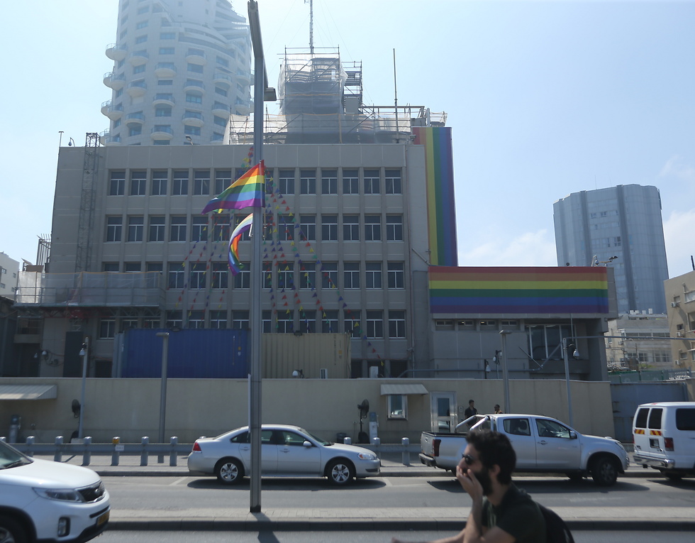 השגרירות המקושטת בתל אביב (צילום: ירון ברנר) (צילום: ירון ברנר)
