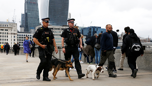 שוטרים בלונדון, אתמול (צילום: רויטרס) (צילום: רויטרס)