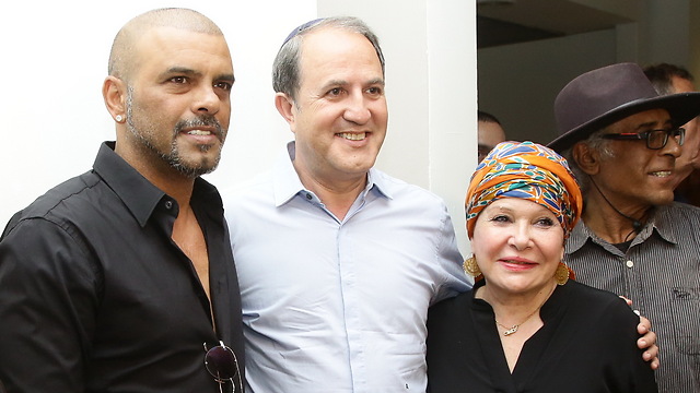 (מימין) ריימונד אבקסיס, ראש עיריית אשדוד, יחיאל לסרי ואייל גולן  (צילום: אלוני מור) (צילום: אלוני מור)