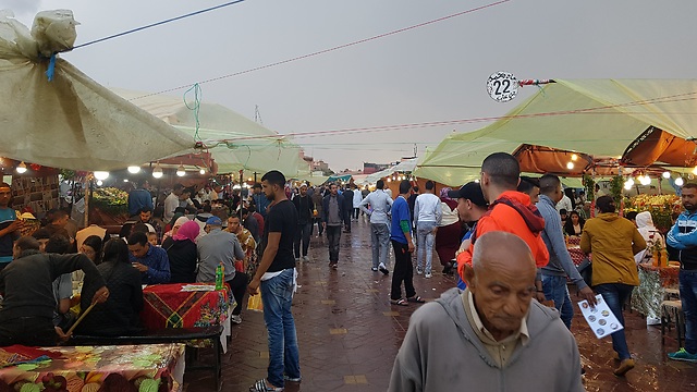אמיצה: התווכחה בעברית מרוקאית עם מוכר בשוק מרקש (צילום: נועה גליקשטיין-קרן) (צילום: נועה גליקשטיין-קרן)