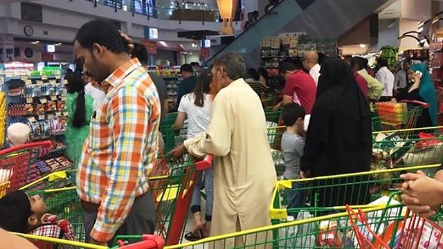 Food lines in Qatar (Photo: AP) (Photo: AP)