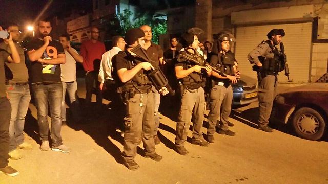 כוחות משטרה עם אמצעים לפיזור הפגנות ()