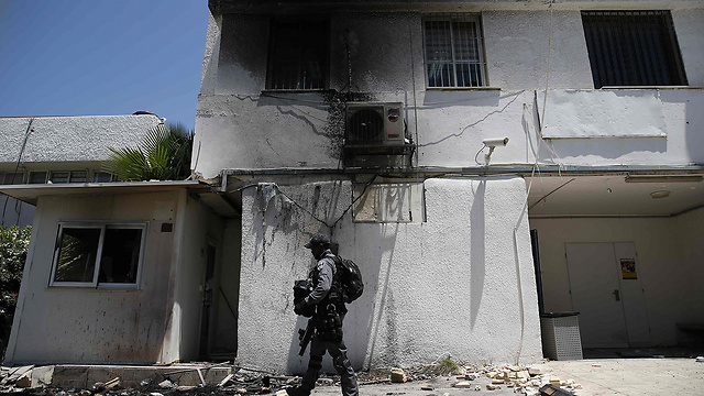 תחנת המשטרה בכפר קאסם לאחר המהומות (צילום: AFP) (צילום: AFP)