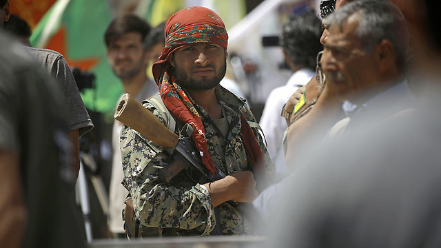 מורד סורי בא-רקה (צילום: AFP) (צילום: AFP)