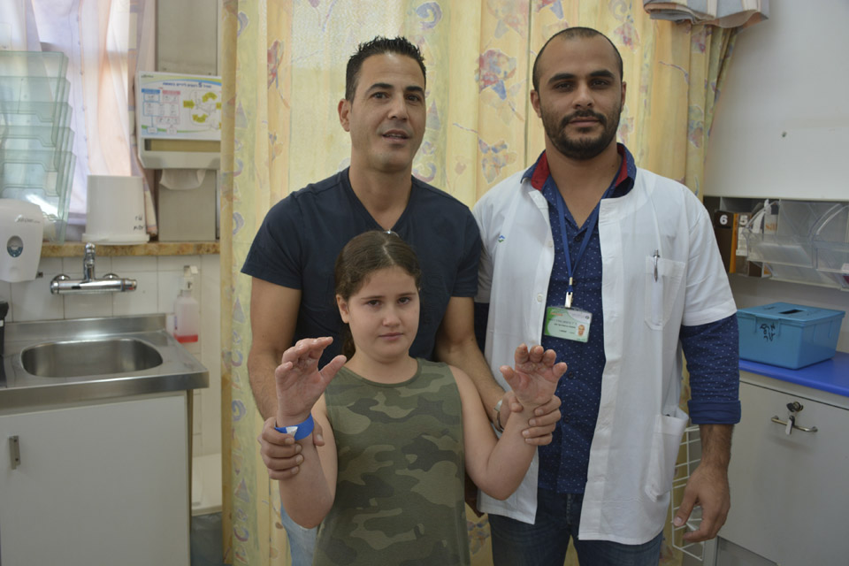Шахар Бускила с отцом на приеме в больнице "Ха-Эмек". Фото: пресс-служба 