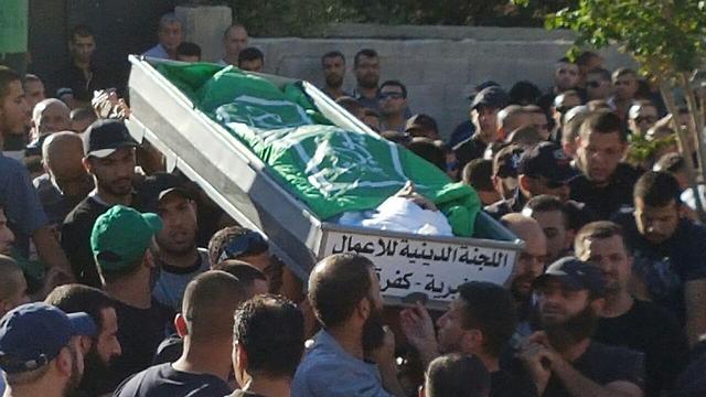 הארון עם גופתו של טהא בהלוויה (צילום: עידו ארז) (צילום: עידו ארז)