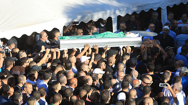 הארון עם גופתו של טהא בהלוויה (צילום: שאול גולן) (צילום: שאול גולן)