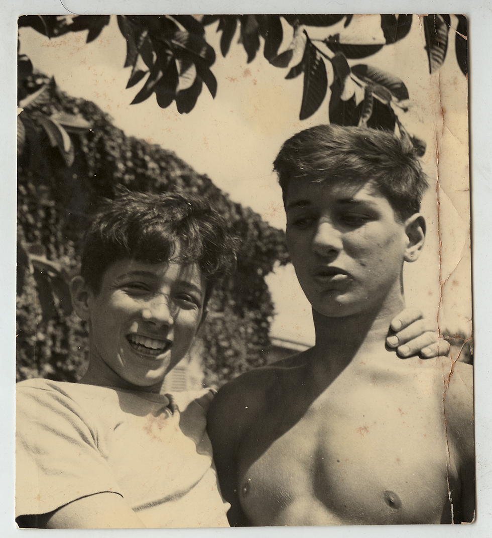 אודי (מימין) ואסי. 1957 (מתוך אלבום המשפחה) (מתוך אלבום המשפחה)